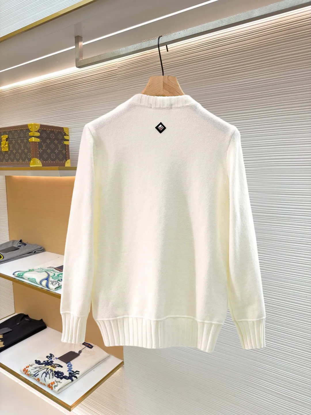 LP's new autumn and winter low-key luxury sweater, a trendy gentleman's round neck Premium sweater. Wool yarn blending. Only double-layer yarn can produce such a premium effect. It is a channel product of a trading company. It is a winter star-level item. It is easy to wear and practical. It is an all-purpose basic Versatile style. The texture is excellent. It is skin-friendly and comfortable without scratching. It is a high-end fashion base layer that is extremely comfortable whether worn alone or layered. It has an excellent texture for close-fitting wear. Demonstrate high-end and invincible fashion! Slim-fitting but not tight, with high elasticity on all sides, it is definitely a very comfortable upper body experience. It is a must-have item for winter wear! The wiring is neat and delicate, the details are exquisite, and the upper body effect is excellent. There is no age limit, and it is the best product on the Internet! Size: S M L